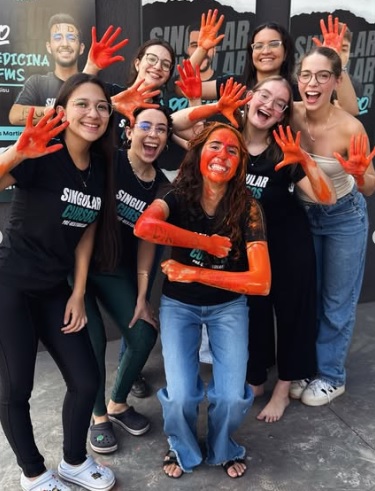 Alunos aprovados comemorando