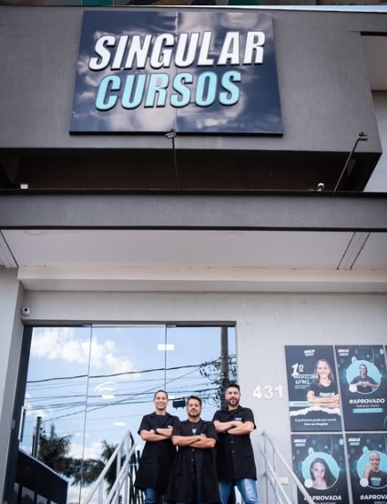 Fachada do Singular Cursos com a equipe